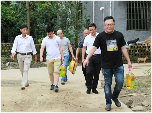 九江辦事處攜手修水縣全體經(jīng)銷(xiāo)商團(tuán)隊(duì)慰問(wèn)重災(zāi)區(qū)群眾